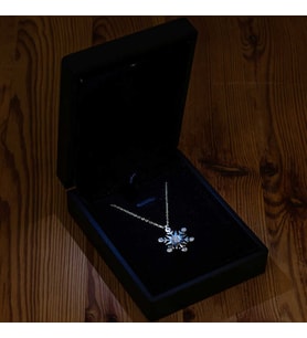 Gümüş Işıklı Kutulu Aquamarine Taşlı Kar Tanesi Kadın Kolye