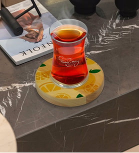 BK Gift Kişiye Özel Limon Tasarımlı Doğal Ahşap Tabaklı Heybeli Çay Bardağı Model 1