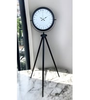 Siyah 24 Saat Göstergeli Özel Tasarım Tripod Ayaklı Saat (Standart)