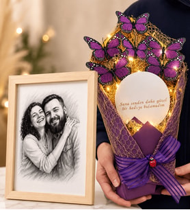 Karakalem Fotoğraflı Ahşap Çerçeve ve LED Işıklı Aynalı Mor Kelebek Buketi Hediye Seti
