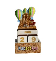 Kapadokya Temalı Türkçe Blok Takvim – Balon ve Peribacası Dekor – Renkli Masa Üstü Sonsuz Takvim – Hediyelik Biblo (Y.Pembe)
