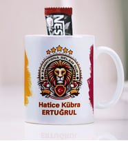 BBaskı  Kişiye Özel İsim & Lakap Yazılı Sarı-Kırmızı Aslan Temalı Taraftar Kupa Bardak 330 ml  A Kalite Premium Porselen (%80 porselen / %20 seramik)  Kalıcı Baskı (Net Detay / Canlı Renkler)  Güçlü Korumalı Paketleme