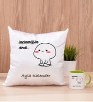 Kişiye Özel İncinmişsin Dedi Tasarım Esprili Kare Yastık ve Yeşil Kupa
