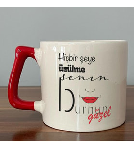 Hiçbir Şeye Üzülme Senin Burnun Güzel Baskılı Kırmızı Kulplu D Kupa