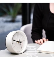 POLYTIME BETON SESSİZ MEKANİZMALI DEKORATİF ANALOG MASAÜSTÜ SAAT (Beyaz)