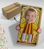 BK Gift Hediye Kutusunda Kişiye Özel Fotoğraflı Çocuk Sarı Kırmızı Futbolcu Bebek Yastık-1, Arkadaşa Hediye, Sevgiliye Hediye, Doğum Günü Hediyesi