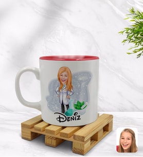 BK Gift Kişiye Özel Kadın Eczacı Karikatürlü İçi Kırmızı Renkli Kupa Bardak Model 1
