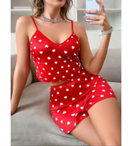KırmızıÜstüne Beyaz Kalp Desenli İnce Askılı Şortlu Pijama Takımı