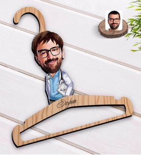 BK Gift Kişiye Özel Erkek Doktor Karikatürlü Standart Boy Ahşap Elbise Askısı-8