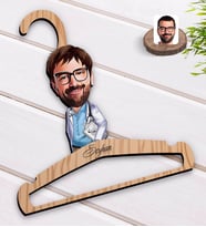 BK Gift Kişiye Özel Erkek Doktor Karikatürlü Standart Boy Ahşap Elbise Askısı-8