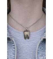 Tooth Charm – Diş Figürlü Gümüş Renk Unisex Kolye (60 cm)