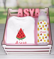 eJOYA Ahşap Sandıkta Kişiye Özel Zıbın Biberon Ve Taş İsimlik Bebek Hediye Seti 109473 (Pembe)