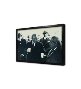 Atatürk Ayran İçerken Çerçeveli Cam Tablo