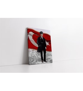 Türk Bayrağı Önünde Atatürk