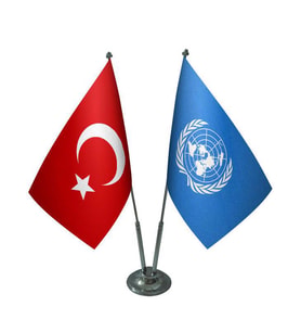 Masa Üstü Birleşmiş Milletler Bayrağı Türk Bayrağı İkili Krom Direk Masa Bayrak Seti