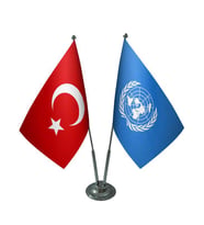 Masa Üstü Birleşmiş Milletler Bayrağı Türk Bayrağı İkili Krom Direk Masa Bayrak Seti