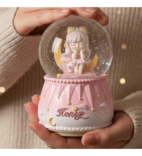 Mutlu Kız Temalı Işıklı Müzikli Püskürtmeli Büyük Boy Kar Küresi – 16 x 13 cm (Karışık)