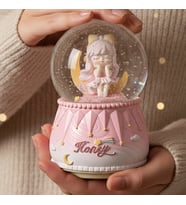 Mutlu Kız Temalı Işıklı Müzikli Püskürtmeli Büyük Boy Kar Küresi – 16 x 13 cm (Karışık)