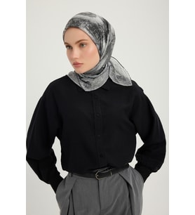 Schaless Köklerin Aynası - Kırmızı - Efilia Desenli Eşarp - 90x90 Cm (Gri)