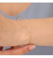 925 Ayar Mikron Altın Kaplama Dövü Desenli Ajda Gümüş Bilezik - BV00100 (Gold)