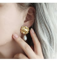 Altın Kaplama Dokulu Sallantılı Damla Mayorka İnci Küpe (Gold)