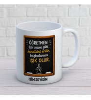 Kişiye Özel Öğretmen Bir Mum Gibi Başkalarına Işık Olur Baskılı Kupa – Kara Tahta Temalı Öğretmen Kupası