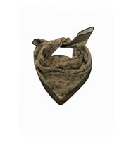 Minimal Yaprak Desenli Pamuk Bandana 50x50 cm – Doğal & Şık Stil