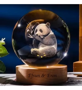 Kişiye Özel Büyük Boy Işıklı Ahşap Kaideli PandaTemalı Cam Küre 8cm