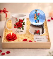 Kişiye Özel Gül Temalı İsimli Kupa Bardak & Işıklı Müzikli  Kar Küresi & Gül Mum Hediye Kutusu