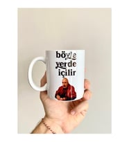 Halil Güneşli Böyle Yerde İçilir Tasarımlı Hediye Kupa Bardak (Beyaz)