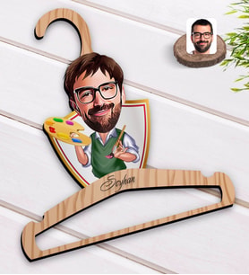 BK Gift Kişiye Özel Erkek Ressam Karikatürlü Standart Boy Ahşap Elbise Askısı-1