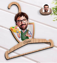 BK Gift Kişiye Özel Erkek Ressam Karikatürlü Standart Boy Ahşap Elbise Askısı-1