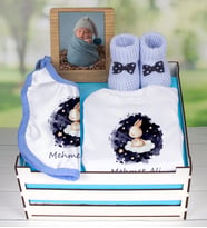 eJOYA Ahşap Sandıkta Kişiye Özel Zıbın Önlük Fotoğraf Çerçevesi Ve Patik Bebek Hediye Seti 109411 (Model 1)