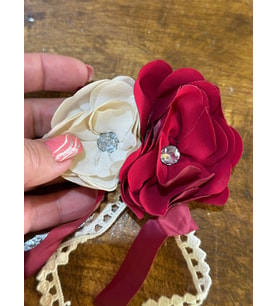 10X8 CM ÇİFT GÜLLÜ PÜSKÜLLÜ TAŞLI BROŞ YAKA İĞNESİ