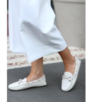 Hakiki Deri Beyaz Fiyonk Detaylı Kadın Loafer Ayakkabı