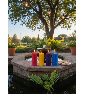 DİKEY ÇİZGİLİ SİLİNDİRİK 4'LÜ HEDİYELİK DEKORATİF HOŞ KOKULU PARAFİN WAX MUM (KIRMIZI + SARI + MAVİ + MOR RENKLİ)