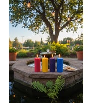 DİKEY ÇİZGİLİ SİLİNDİRİK 4'LÜ HEDİYELİK DEKORATİF HOŞ KOKULU PARAFİN WAX MUM (KIRMIZI + SARI + MAVİ + MOR RENKLİ)