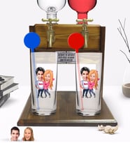 BK Gift Kişiye Özel Renkli Baskılı Sevgililer Karikatürlü İkili Vodka Bardağı ve Çift Musluklu Doğal Ahşap Vodka Standı-5 (Model 1)