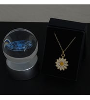 Papatya Kolye Altın Kaplama Özel Kutuda & Gezegenler Model Cam Küre Işıklı Standlı Set
