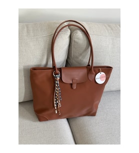 BAGLOVİS CHARM DETAYLI BÜYÜK BOY TOTE ÇANTA EN40 BOY30 (Taba)