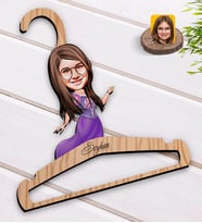 BK Gift Kişiye Özel Kız Çocuk Prenses Karikatürlü Standart Boy Ahşap Elbise Askısı-3