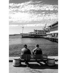 İstanbul İskelesinde Vapur Bekleyen Dostlar MDF Tablo - Nostaljik Siyah Beyaz Çerçevesiz Duvar Panosu