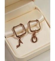 Kadın Ayakkabısı ve Harf Charm'lı Kare Çelik Küpe (Gold)