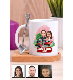 Üç Kişilik Aileye Özel Karikatürlü Ahşap Altlıklı Beyaz Kupa Bardak
