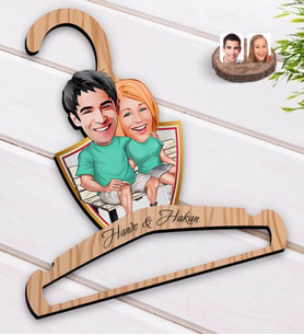 BK Gift Kişiye Özel Sevgililer Karikatürlü Standart Boy Ahşap Elbise Askısı-55