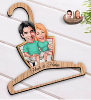 BK Gift Kişiye Özel Sevgililer Karikatürlü Standart Boy Ahşap Elbise Askısı-55