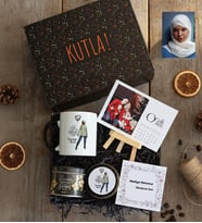 Kişiye Özel Karikatürlü Cute But Capricorn Oğlak Burcu Hediye Kutusu - Kişiye Özel Kupa Standart, Çay, Takvim, Mum Doğum Günü Hediyesi
