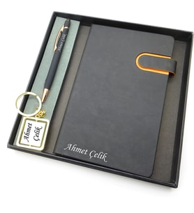 Signator® Codex  N297 Kişiye Özel Defterli Set - İsme Özel Siyah Kalem + İsme Özel Siyah Defter + İsme Özel Anahtarlık İsme Özel Kutusunda Hediyelik Set (Karışık)