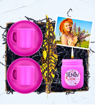 2'li Renkli Fincan, Ahşap Tütsülük, Kokulu Cam Mum ve Fotoğraf Hediye Seti (Pembe)