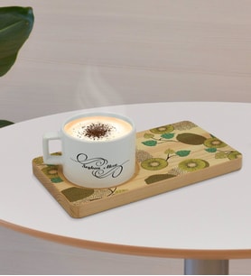 BK Gift Kişiye Özel Kivi Tasarımlı Doğal Ahşap Tabaklı Seramik Fincan Sunum Seti  Model 1